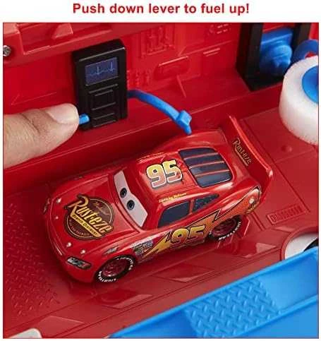 Mattel Cars transporteris Makas su žaidimų aikštele