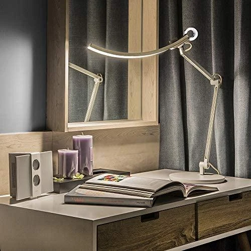 BenQ e-Reading LED stalinė lempa – auksinė, su pasukama svirtimi, automatiniu pritemdymu ir atspalvių reguliavimu, be ekrano akinimo, akių priežiūrai, puikiai tinka dizaineriams, inžinieriams, architektams, skaitymui, biurui.