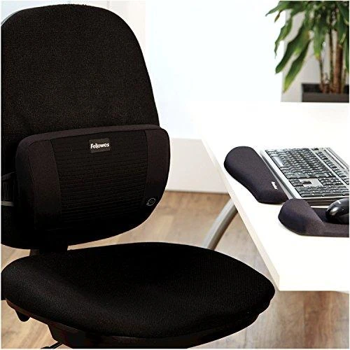 Fellowes PlushTouch juoda - priešais klaviatūrą