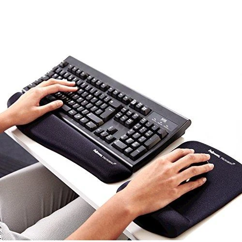 Fellowes PlushTouch juoda - priešais klaviatūrą