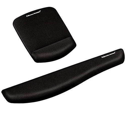 Fellowes PlushTouch juoda - priešais klaviatūrą