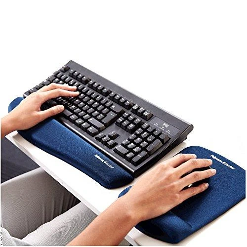 Fellowes PlushTouch mėlyna - priešais klaviatūrą