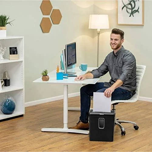 Fellowes P-30C smulkintuvas naudojamas po darbo stalu