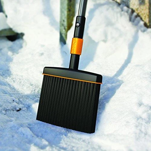 FISKARS Kiemo šluota (ilgais šeriais) QuikFit (1001415)
