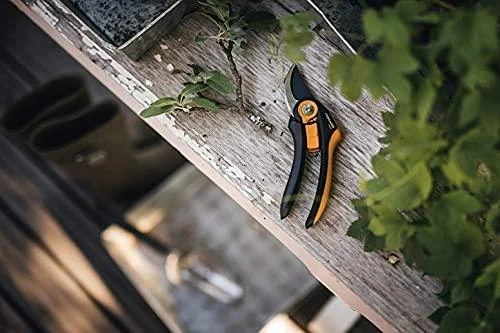 Fiskars Plus SmartFit sekatorius prasilenkiančiais ašmenimis (P541) 1057169