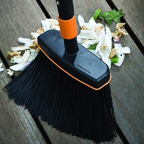 FISKARS Kiemo šluota (ilgais šeriais) QuikFit (1001415)