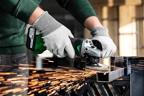 HIKOKI kampinis šlifuoklis darbo procese su metalu