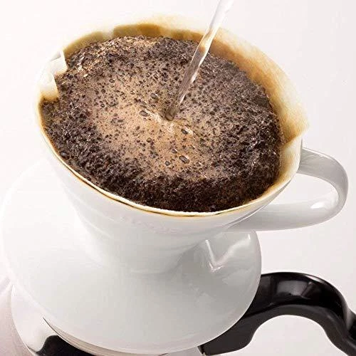 Hario V60 popierinis filtras ruošiant kavą