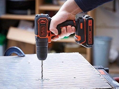 Black & Decker gręžtuvas darbo procese