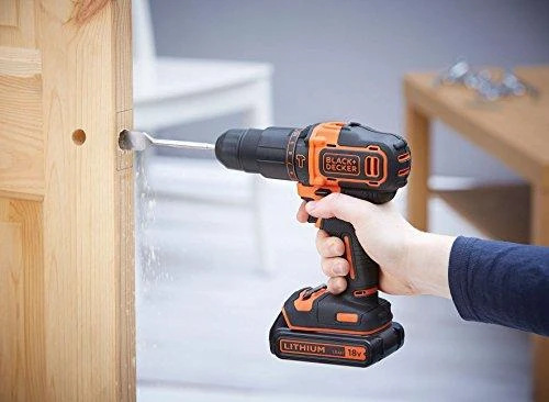 Black & Decker akumuliatorinis gręžtuvas naudojamas medienai