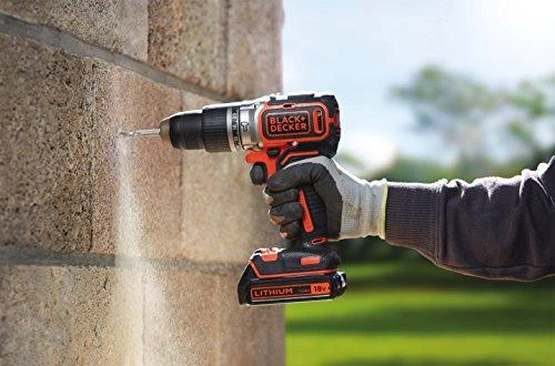 Black & Decker akumuliatorinis smūginis gręžtuvas darbo metu