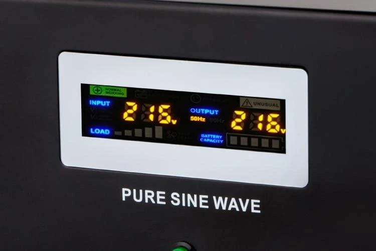 Nepertraukiamo maitinimo šaltinis 12V 230V 3000VA/1600W sinusas KEMOT
