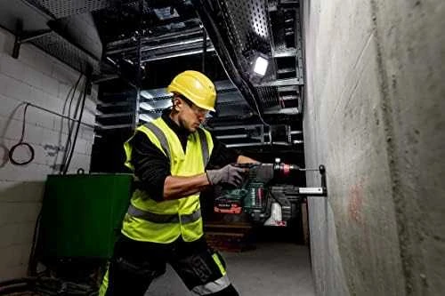 Statybininkas gręžiantis betoną Metabo perforatoriumi