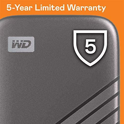 Kietasis diskas Western Digital „Sandisk WD 1TB My Passport SSD“ – nešiojamas SSD diskas, kurio skaitymo ir įrašymo greitis – 1050 MB/s, o įrašymo – 1000 MB/s, USB 3.2 Gen 2 – kosminės pilkos spalvos, EAN: 619659184001