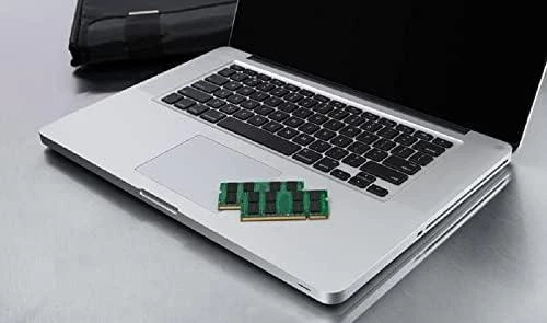 Kingston DDR5 RAM atmintis ant nešiojamojo kompiuterio