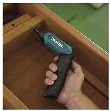 Makita DF001DW Akumuliatorinis suktuvas 1,5Ah įmontuotas Li-ion akumuliatorius; mikro USB įkrovimas; 4Nm; 1/4"; LED; 81 vnt. priedų rinkinys