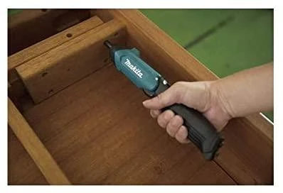 Makita DF001DW Akumuliatorinis suktuvas 1,5Ah įmontuotas Li-ion akumuliatorius; mikro USB įkrovimas; 4Nm; 1/4"; LED; 81 vnt. priedų rinkinys