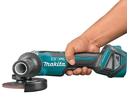 Makita akumuliatorinis kampinis šlifuoklis rankoje
