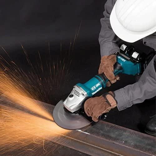 MAKITA DGA900Z metalo pjovimo procesas