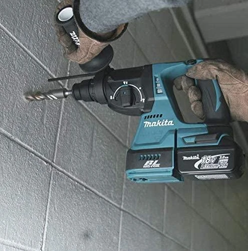 Makita DHR242ZJW perforatorius darbo procese