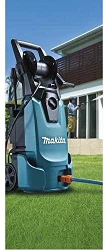 Makita HW1300 plovimo įrenginys su žarna naudojimo metu