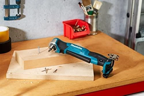 Makita kampinis gręžtuvas darbo vietoje