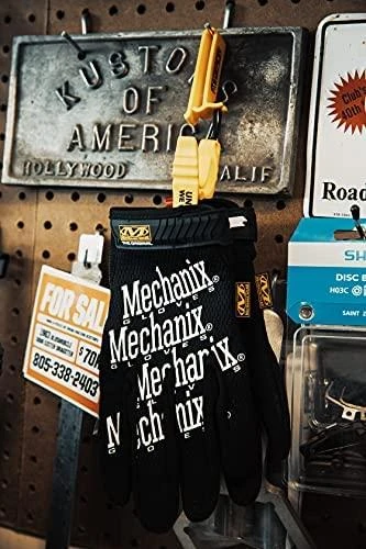Mechanix pirštinių segtukas ant įrankių sienelės