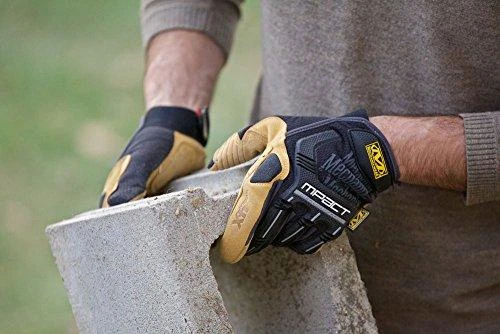 Mechanix M-Pact pirštinės keliant statybinį blokelį