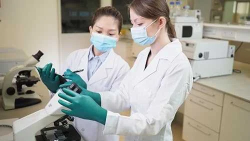 Vienkartinės nitrilinės ir neopreninės pirštinės Ansell Microflex 93-260, M (7,5-8), 50 vnt pakuotėje, tekstūruoti pirštai, žalios, storis 0,20mm.
