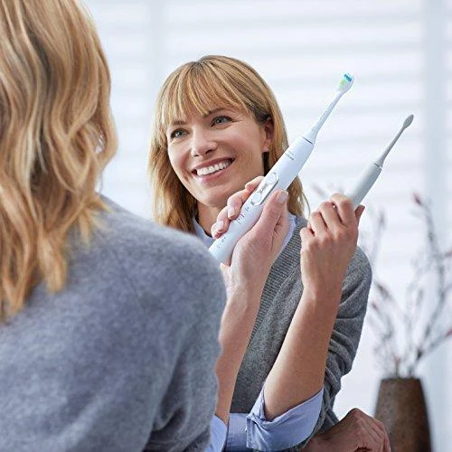Philips Sonicare elektrinis šepetėlis moters rankoje