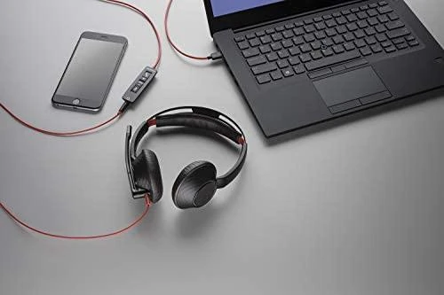 Poly Blackwire C5220 ausinės prijungtos prie kompiuterio ir telefono