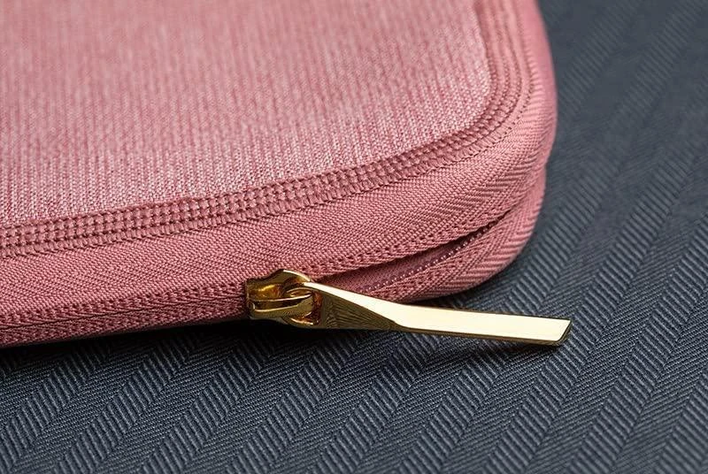 Moshi Pluma 14 colių nešiojamojo kompiuterio dėklas, skirtas MacBook Pro – gvazdikų rožinė