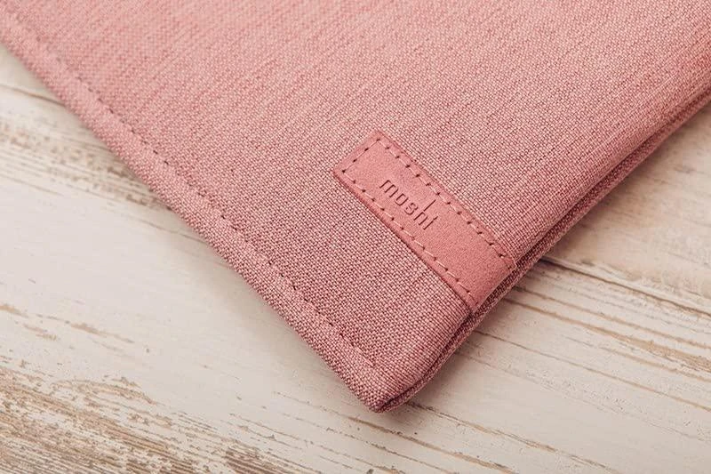 Moshi Pluma 14 colių nešiojamojo kompiuterio dėklas, skirtas MacBook Pro – gvazdikų rožinė