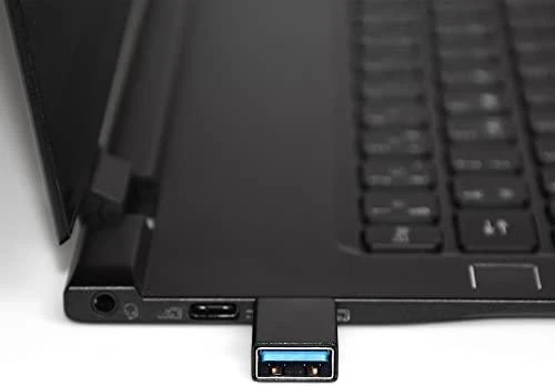 USB-C į USB adapteris prijungtas prie nešiojamojo kompiuterio