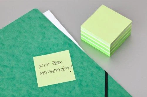 Žali lipnūs lapeliai Post-it su užrašais