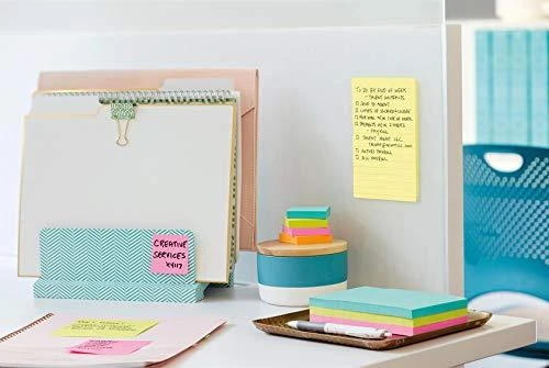 Post-it lapeliai darbo stalo erdvėje