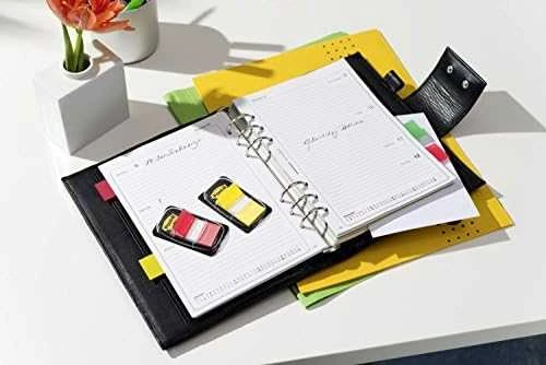 Post-it žymėjimo juostelės atvirame darbo kalendoriuje