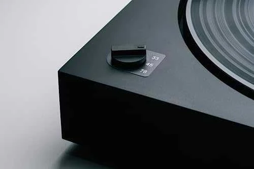 Pro-Ject A2 - Trijų greičių, pilnai automatinis patefonas su „Ortofon 2Mred“ galvute