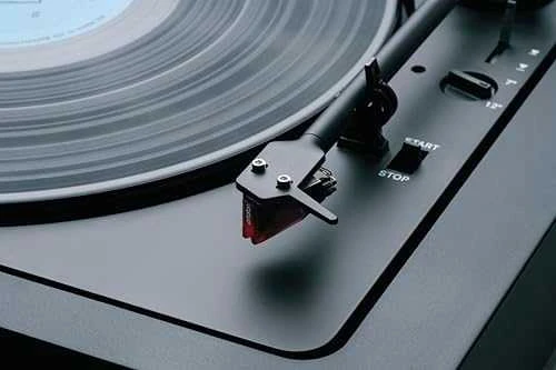 Pro-Ject A2 - Trijų greičių, pilnai automatinis patefonas su „Ortofon 2Mred“ galvute
