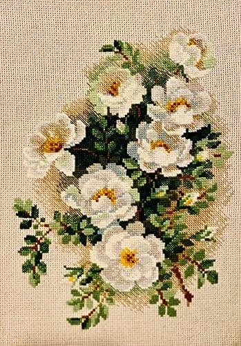 RIOLIS – Create It Yourself – Siuvinėjimo rinkinys „Balti žiedai“ 1351 (21x30 cm)