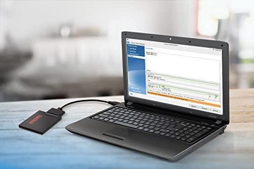 „SanDisk SSD“ nešiojamojo kompiuterio atnaujinimo įrankių rinkinį sudaro USB 3.0 į SATA laidas, instrukcijos, klonavimo programinė įranga