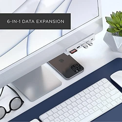 Satechi USB-C šakotuvas prijungtas prie monitoriaus