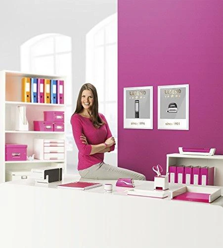 Violetinė archyvavimo dėžė Leitz WOW interjere