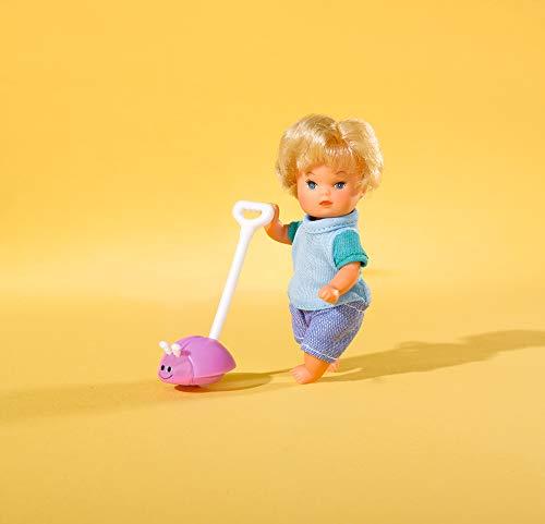 Simba Steffi Love Mama Doll vaiko kambaryje, kuriame yra 3 vaikai 28 elementai.