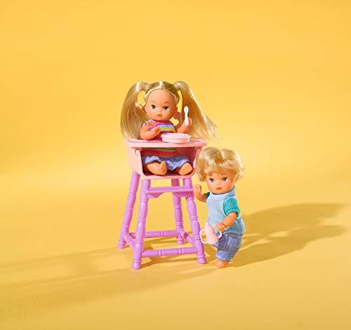 Simba Steffi Love Mama Doll vaiko kambaryje, kuriame yra 3 vaikai 28 elementai.