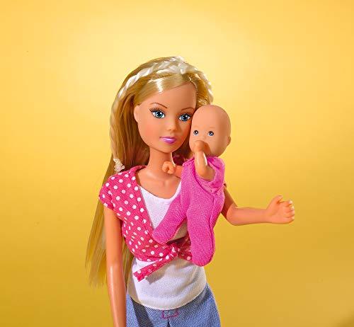 Simba Steffi Love Mama Doll vaiko kambaryje, kuriame yra 3 vaikai 28 elementai.