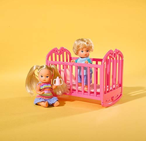 Simba Steffi Love Mama Doll vaiko kambaryje, kuriame yra 3 vaikai 28 elementai.