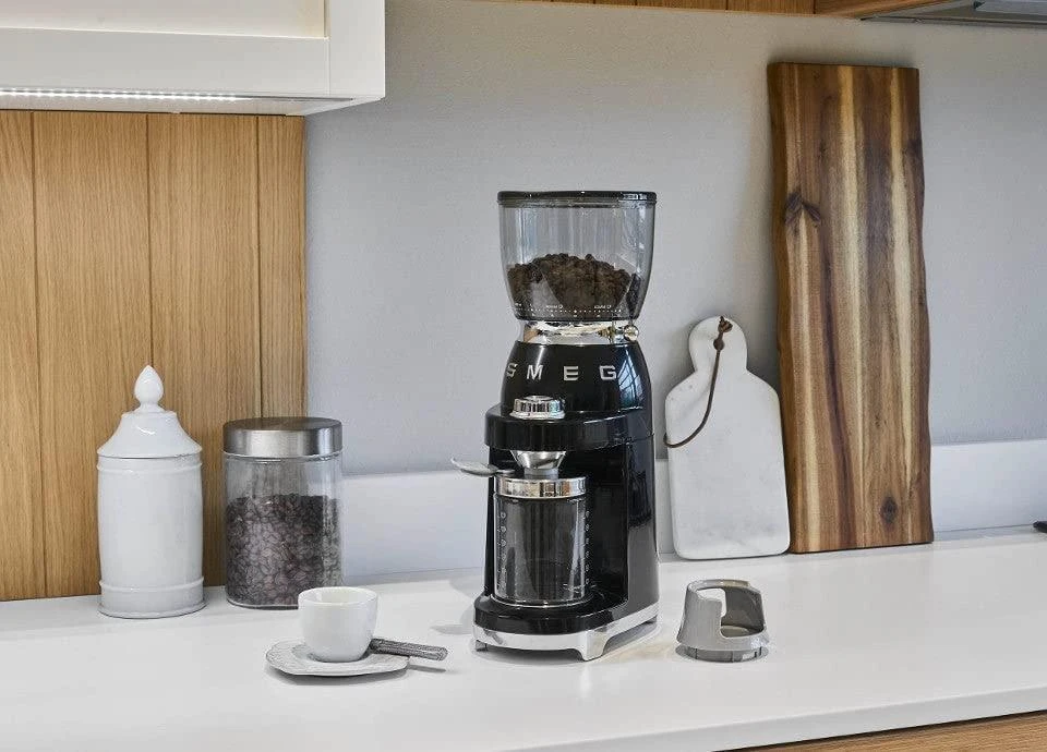 Kavamalė Smeg CGF01WHEU balta