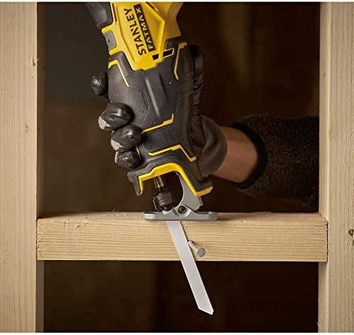 Stanley Fatmax V20 pjūklelis pjauna medieną