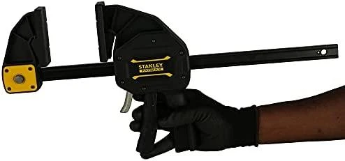 Stanley Tools FatMax XL paleidimo gnybtas 300 mm, STA083239 Stanley Tools FatMax XL trigerinis gnybtas turi tvirtą, termiškai apdorotą plieninį I sijos strypą, kuris užtikrina ilgalaikį tvirtumą ir patvarumą. Įrengtos nuimamos, minkštos žandikaulio plokštės su grioveliais, kad pagerintų sukibimą, ir įduba strypui ir apvalioms medžiagoms. Žandikaulis gali būti lengvai apverčiamas, kad taptų barstytuvu, nereikalaujant papildomų įrankių.